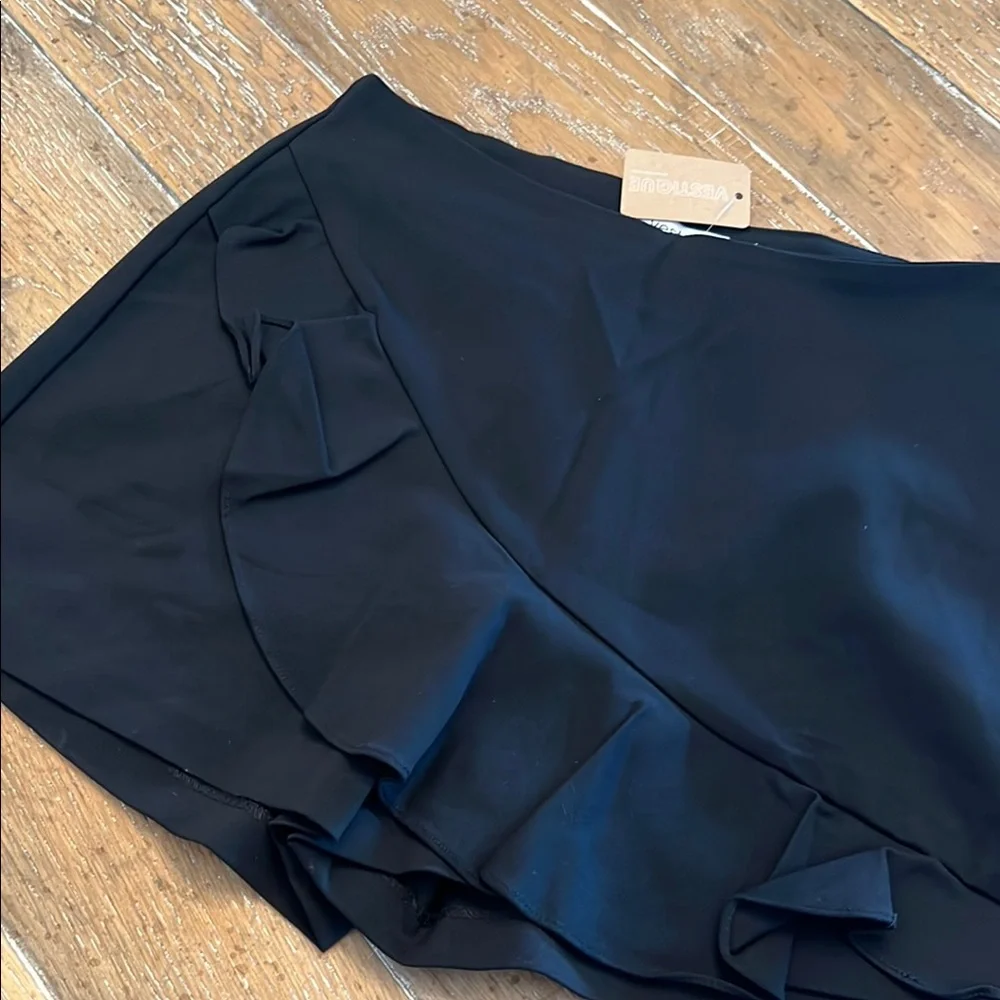 Vestique Black Skorts with Ruffled Detail‎